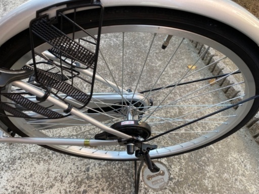 自転車 3週間だけ使用 ほぼ新品 26インチシルバー ストア