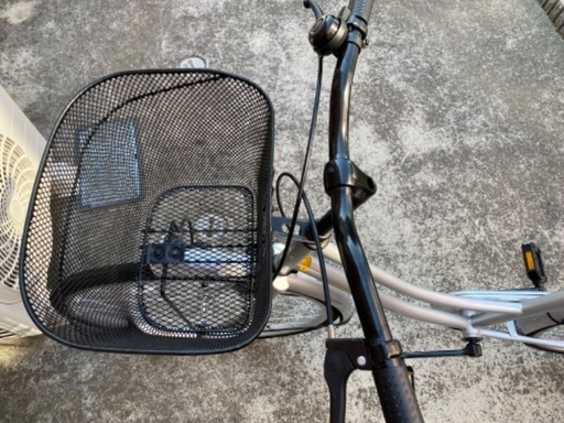 自転車 3週間だけ使用 ほぼ新品 26インチシルバー ストア
