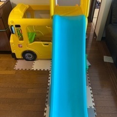 子供用　スクールバス滑り台