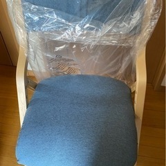 折りたたみ椅子（青色）