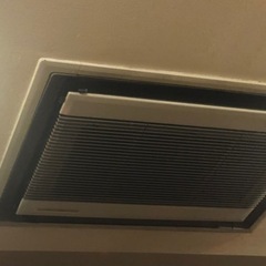 使えなくなった古い天井のエアコン