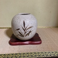 信楽焼きの芦絵花瓶。丸い壺、花器、花生け