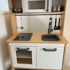 IKEAのおままごと用キッチンと家の形の収納