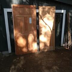 アメリカ製のクラシックな木製ドア