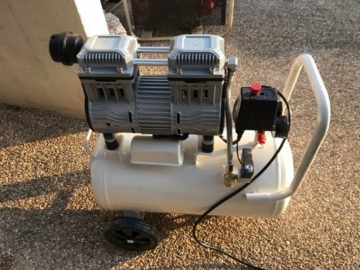 オイルレス エアーコンプレッサー 30L 新古品！購入して1ヶ月使用
