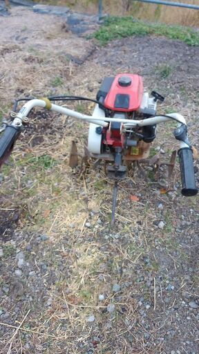 ロビン、耕運機