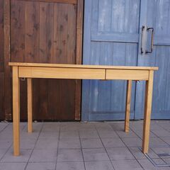 稀少なタモ材を使用した無印良品のパーソナルデスク。シンプルな