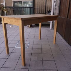 稀少なタモ材を使用した無印良品のパーソナルデスク。シンプルな