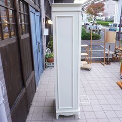 LAURA ASHLEY(ローラアシュレイ)のprovencale(プロヴァンセル)シリーズ キュリオケースです。クラシックなデザインのキャビネットは収納力もありリビングや店舗の飾り棚にもおススメ♪CK123
