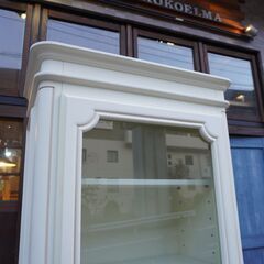 LAURA ASHLEY(ローラアシュレイ)のprovencale(プロヴァンセル)シリーズ キュリオケースです。クラシックなデザインのキャビネットは収納力もありリビングや店舗の飾り棚にもおススメ♪CK123