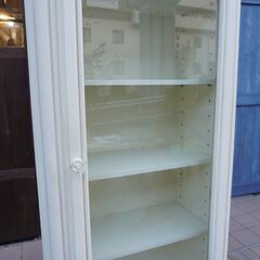 LAURA ASHLEY(ローラアシュレイ)のprovencale(プロヴァンセル)シリーズ キュリオケースです。クラシックなデザインのキャビネットは収納力もありリビングや店舗の飾り棚にもおススメ♪CK123