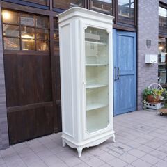 LAURA ASHLEY(ローラアシュレイ)のprovencale(プロヴァンセル)シリーズ キュリオケースです。クラシックなデザインのキャビネットは収納力もありリビングや店舗の飾り棚にもおススメ♪CK123
