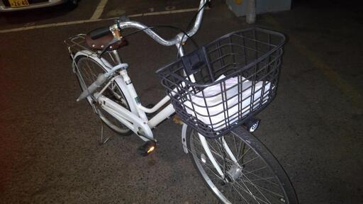 購入ありがとうございます　屋根付き保管　ママチャリ　２６インチ　そこそこ綺麗　ホワイト　白色　便利な大きな籠（前）　ベル　鍵　ライトつき　座席交換済み