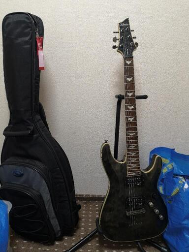 カバー付きのエレキギターとベース
