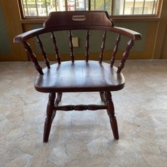 レトロな重厚感のある木製の椅子。1脚2,000円