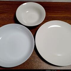 白いお皿3枚セット(サイズバラバラ)