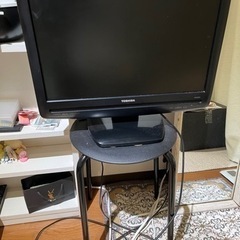 TOSHIBA テレビと椅子
