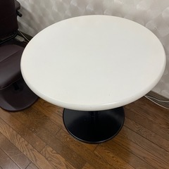 白の丸テーブル