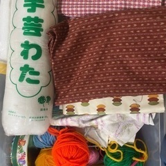 手芸用品　毛糸や布など色々あります。