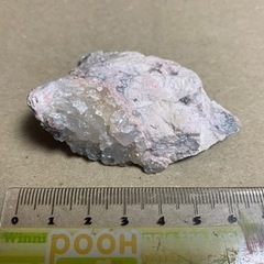 淡いロードクロサイトに水晶の入った原石