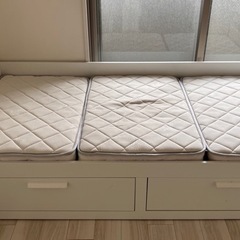 ikea 白色のベッド／折りたたみマットレス付き