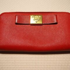 PRADA（プラダ）の財布 レッド 閲覧可