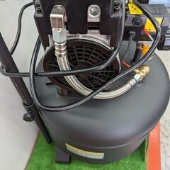 アストロプロダクツ AP040962 縦型サイレントエアコンプレッサー【野田愛宕店】【店頭取引限定】【中古】ITYC0864X13E