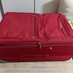 無料！赤い　スーツケース　タイヤが壊れています