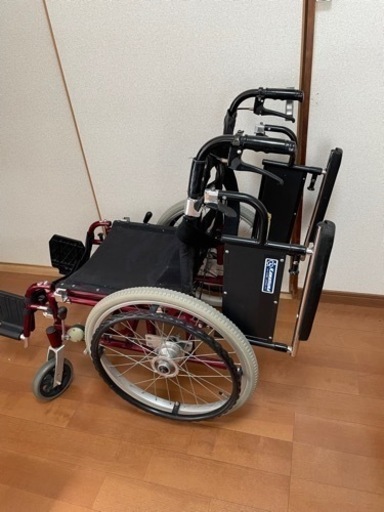 車椅子、多機能、スイングアウトと取り外し。ひじかけ跳ね上げ高さ調整、取り外し可能。