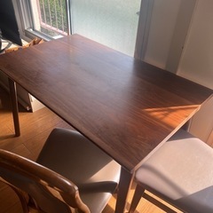 食事テーブル、椅子2つ