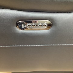 KK-63【新入荷　リサイクル品】ニトリ　チェリーブ　厚革タイプ　両側電動リクライニングソファ　黒