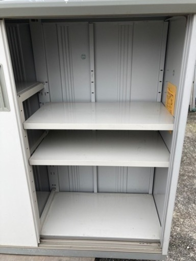 新品同様□イナバ物置□幅110x奥行54x高さ190cm 鍵付き INABA