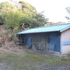 里山の農家の家。2階部分の屋根が飛んだ母屋他倉庫3棟あり。130万円。 − 千葉県