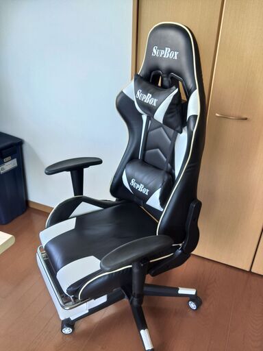 ゲーミングチェア オフィスチェア デスクチェア ゲーム用チェア リクライニングパソコンチェアGaming chair オットマン付き 高級PUレザー 135°リクライニング 連動アームレスト ハイバック ヘッドレスト ランバーサポート 座面高さ調整 360°回転 (白)