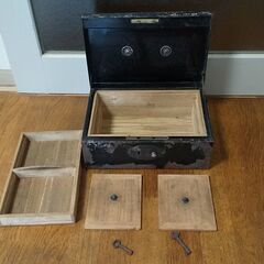 古い鉄の箱　内部は木製　①