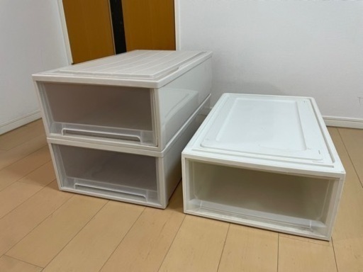 プラスチック収納ケース３つ
