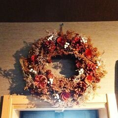 クリスマスリース 薔薇 壁飾り 玄関 置物 直径約30cm ブラ...