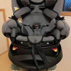 アップリカ　フラディアグロウ  チャイルドシート  シートベルト新生児