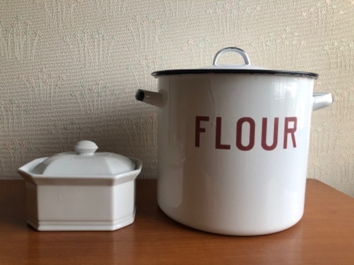 2点マトファーの八角形の蓋付き陶器と琺瑯ケース