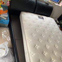 本日最終　シモンズ◆ クイーンサイズ 本革ベッドフレーム＆ダブルマットレス　セット売