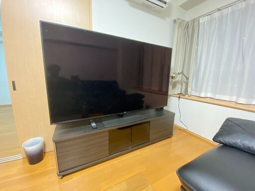 ７０インチ液晶テレビ！1年間のみ使用の美品！テレビ台付です！