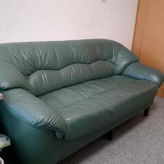グリーンの革製ソファーです