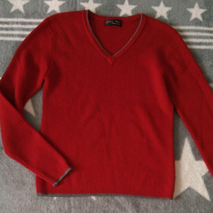 落ち着いた赤色セーター
