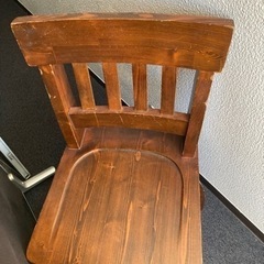 重厚感のある木製椅子三脚