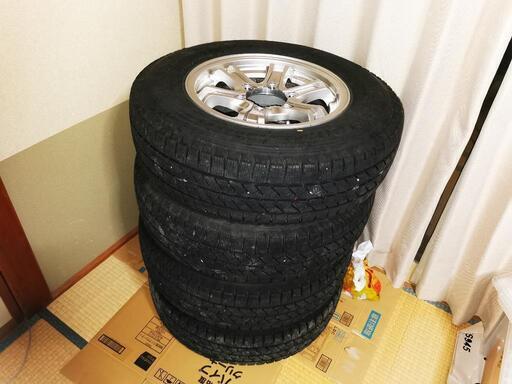 ブリザック スタッドレスタイヤ 195/80R15 107/105L LT4本ホイル付 の画像