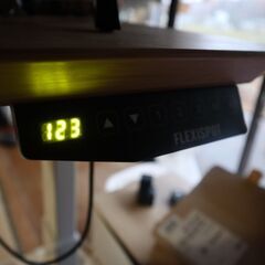 姿勢改善！生産性アップ！　電動スタンディングデスク