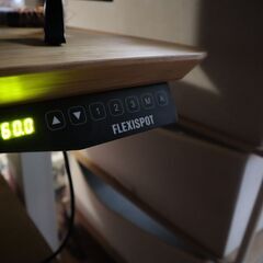 姿勢改善！生産性アップ！　電動スタンディングデスク