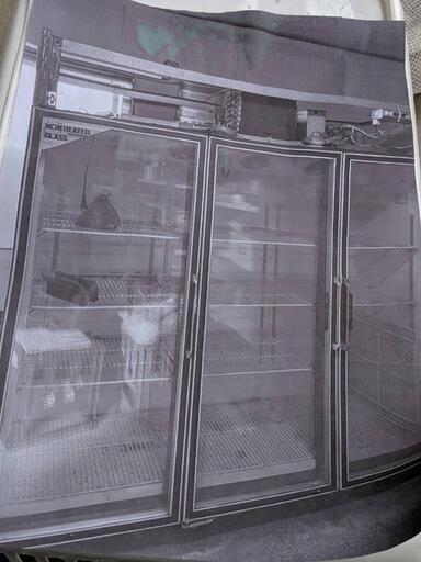 業務用冷蔵庫(ガラス扉)とアイスクリームショーケースと業務用エアコン