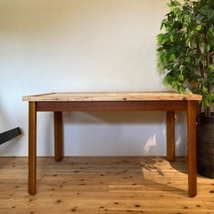 無垢天然木を使用したコンパクトなダイニングテーブルjtse
