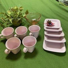 ピンクのコーヒーセットとピンクのガラスぜザードカップ